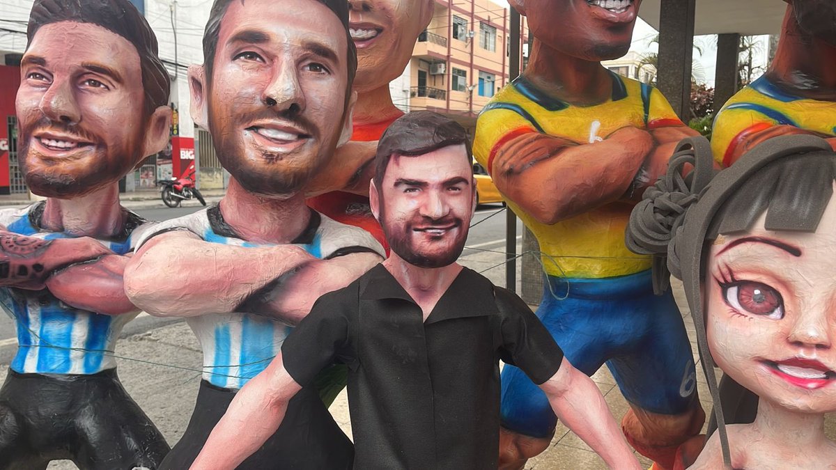 🎭 En la calle 6 de Marzo, #Guayaquil convierte papel y cartón en arte. Los monigotes llenan de color, humor y creatividad popular las calles en vísperas de Año Nuevo 🇪🇨