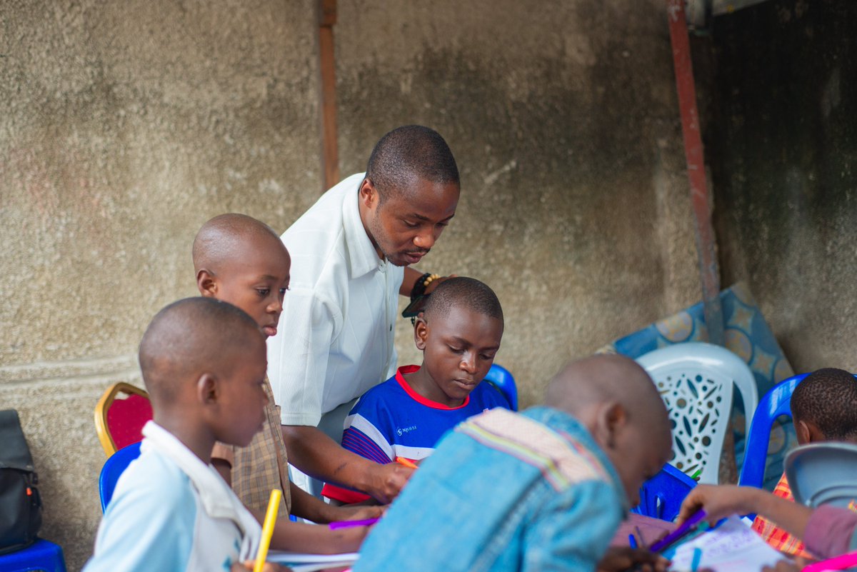 🎨 Retour en images sur l’initiation au dessin avec Christian Mbeva à l’orphelinat VPA, organisée par le CALM !
Un moment de partage et de découverte artistique où les enfants ont exploré les bases du dessin.