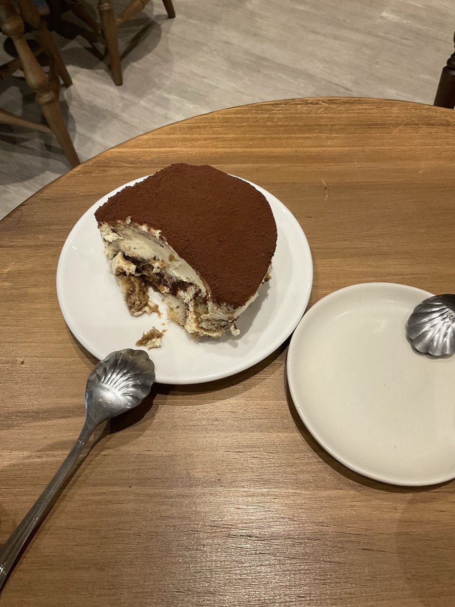 monyaa7's tweet photo. Tiramisu aroi  makk 🤤

พิกัด NICOLO BAKERY อยู่ที่ชั้น 5 ของ Dusit Central Park ที่ขายทีรามิสุแบบตักสดๆ ที่โต๊ะ มีหลายรสชาติและเครื่องดื่มอื่นๆ ไม่ต้องรอคิวด้วย https://t.co/RgUe22Qw2o