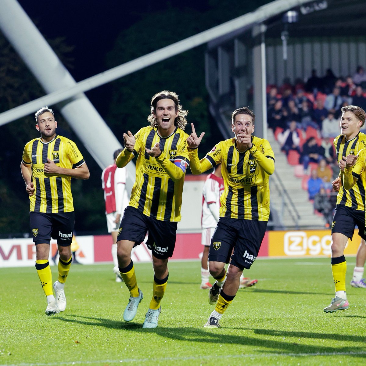 VVVVenlo's tweet photo. 𝙊𝙥 𝙣𝙖𝙖𝙧 𝙙𝙚 𝙫𝙞𝙟𝙛𝙙𝙚 𝙪𝙞𝙩𝙯𝙚𝙜𝙚?

Jong Ajax ✅
FC Eindhoven ✅
Jong AZ ✅
RKC Waalwijk ✅
FC Den Bosch ❓

Bestel nu jouw ticket voor de laatste uitwedstrijd van het jaar en ben er vrijdag bij tegen FC Den Bosch! ➡️ https://t.co/SUfo00YUVz

#DBOVVV #SamenAchterVVV https://t.co/ZJiRRyxfE0