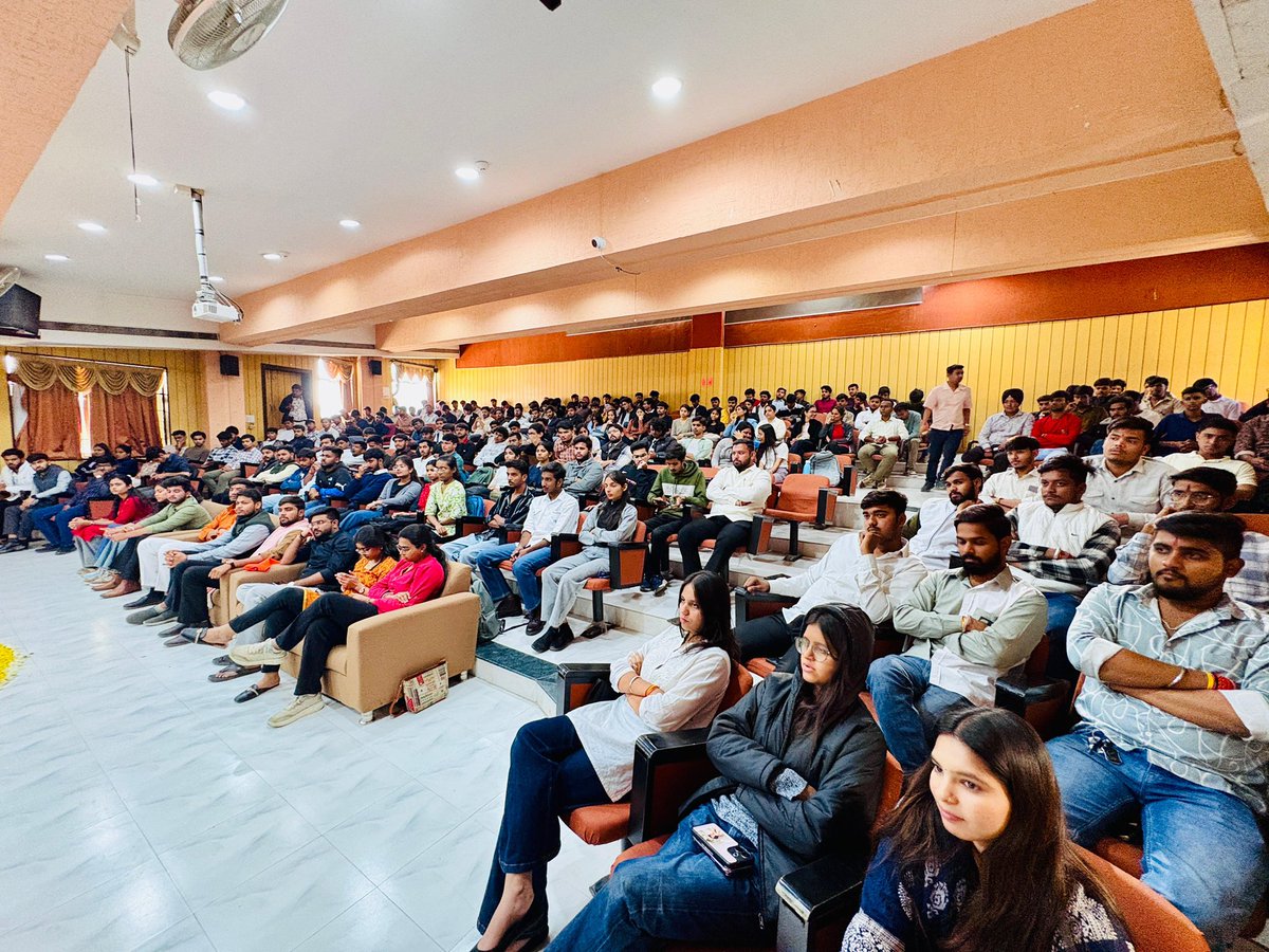 मालवा प्रांत में सामाजिक समरसता दिवस पर अभाविप देवी अहिल्या विश्वविद्यालय इकाई, इंदौर द्वारा "समरस भारत" विषय पर संगोष्ठी का आयोजन किया गया, जिसमें राष्ट्रीय महामंत्री डॉ. <a href="/DrVirendraSS/">Dr. Virendra Singh Solanki</a> व देवी अहिल्या विश्वविद्यालय के कुलसचिव श्री प्रज्वल जी खरे विशेष रूप से उपस्थित रहे।