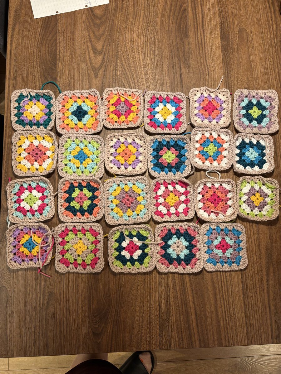 38. diena. Atrādīšu pašreizējo krāsu veikumu, pašlaik gatavi 137 kvadrātiņi no 221 :)