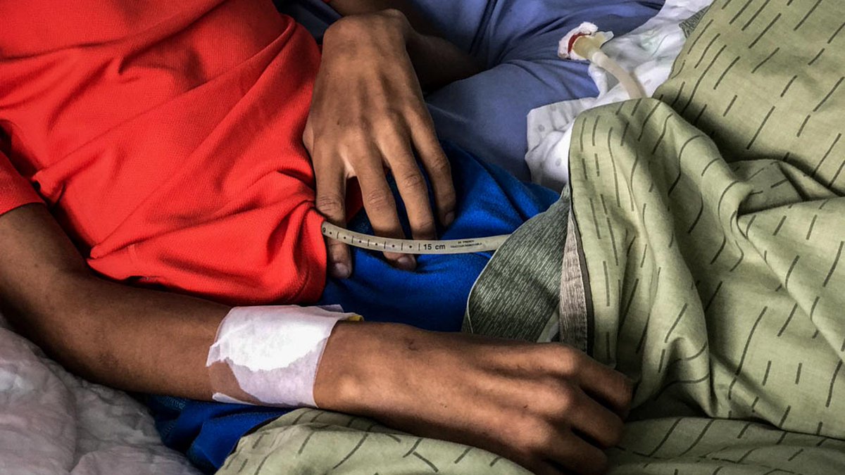 Carmen was by his side, covering him with fresh clothes.

And then Oscar looked at her.

Not exaggeratedly, not as a reflex of his eyelids. He looked at her deliberately. He looked for her with his eyes. He looked directly at her.

en.lavidadenos.com/en/oscar-navar…