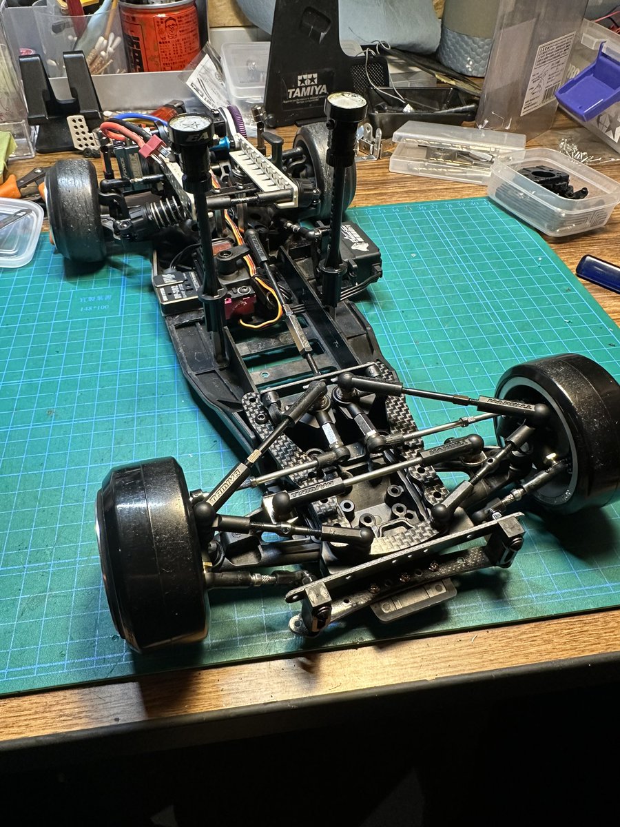 purpletrueno's tweet photo. FF03 Fドリver.3 完成！
今回はリヤをブレーキ制御に変更。
今回はリヤブレーキを4chに繋いで手元プロポから操作する仕様です。
果たして上手くいくのか？
しかし！いつ答え合わせ行けるかわからん！笑
#FF03
#Fドリ https://t.co/DLWIRSieJM