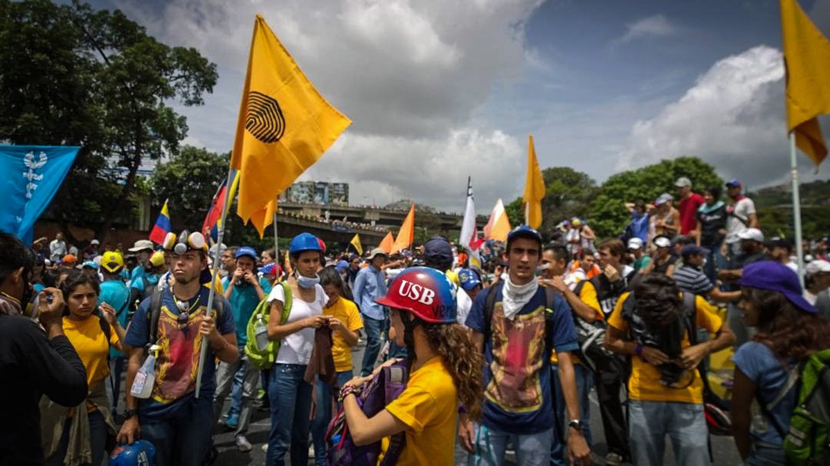 My grandfather was a Spaniard who arrived in Venezuela in search of opportunities and fell in love with this country. He said that his heart was spread over several countries, but that he was deep-rooted here.

en.lavidadenos.com/when-the-twent…