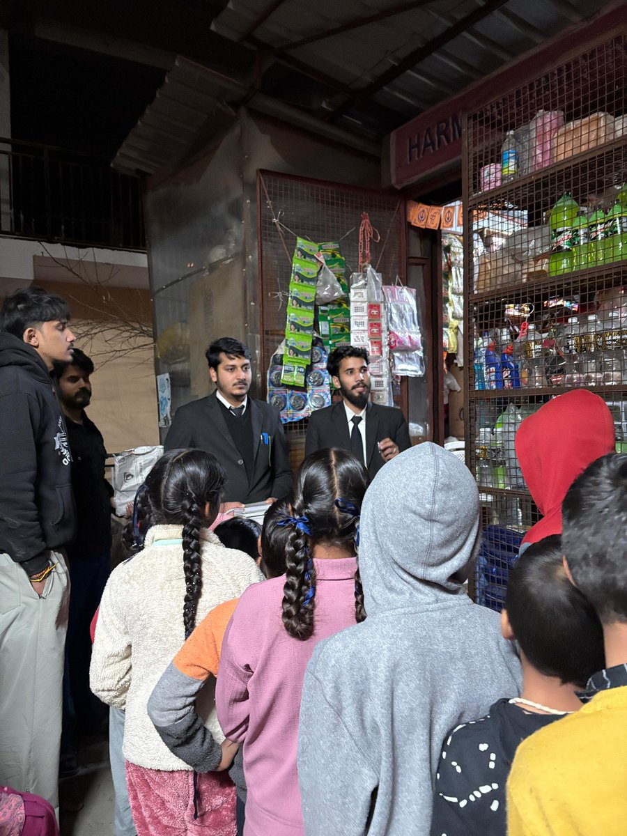 AshishSharma_70's tweet image. आज सेवार्थ विद्यार्थी(SFS) IIE हरिदेवी इकाई  द्वारा "सामाजिक समरसता दिवस" के उपलक्ष्य पर घंणटी शिमला में जरूरतमंद बच्चों को कॉपी व स्टेशनरी का सामान वितरित किया।
#StudentsForSeva 
#ABVP_IIEHaridevi