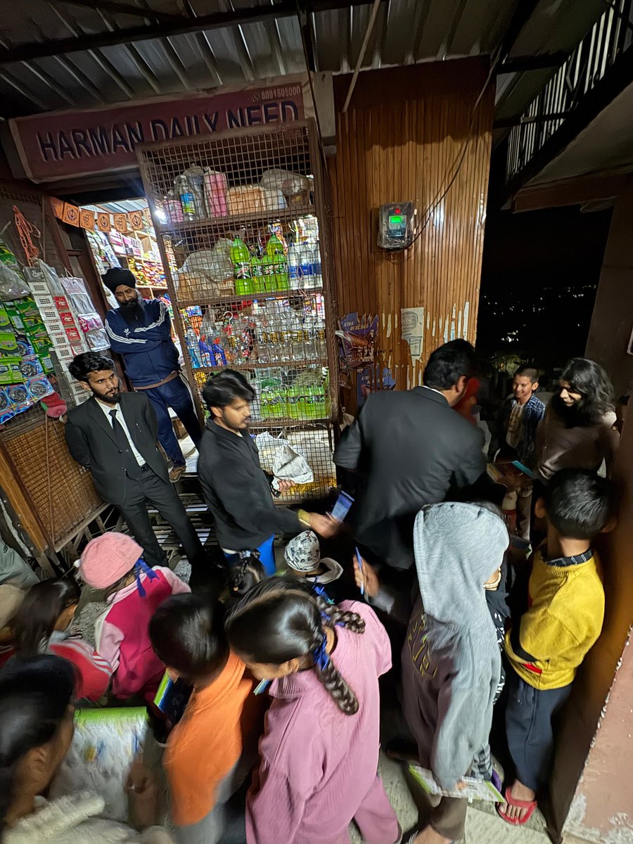 AshishSharma_70's tweet image. आज सेवार्थ विद्यार्थी(SFS) IIE हरिदेवी इकाई  द्वारा "सामाजिक समरसता दिवस" के उपलक्ष्य पर घंणटी शिमला में जरूरतमंद बच्चों को कॉपी व स्टेशनरी का सामान वितरित किया।
#StudentsForSeva 
#ABVP_IIEHaridevi