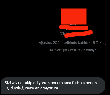 jimithekewl's tweet photo. Futbola değil, Galatasaray'a ilgi duyuyorum. Çocukça bir şey, bunu kabul ediyorum ama ne yapayım, çocukken bizi etkileyen şeyler kolay kolay hayatımızdan çıkmaz. Bende de öyle oldu. 

Yıllar içinde bende Gassaray'a dair tarihsel, sportif ve kültürel manada şahsi bir birikim oluştu; araştırmayı, maçlarını izlemeyi ve hatta eleştirmeyi seviyorum. Çoğun Beşiktaşlı eşim bana Gassaray'ı savunmak zorunda kalır, öyle diyeyim. Gassaray'ınki dışındaki hiçbir maç bana keyif vermiyor. Eşim, ailem, sevdiklerim, sevdiğim yemekler, dinlediğim müzikler, izlediğim filmler, okuduğum kitaplar, akademik ilgi alanım gibi karakterimi bütünleyen bir şey oldu. Başka şeylere nasıl bakıyorsam, Gassaray'a da öyle bakıyorum, bu hoşuma gidiyor. Harcadığım para hariç hayatımı olumsuz etkilediğini sanmıyorum. Sözün özü, neden ilgi duymayayım ki?

Ayrıca bu mesajı gönderen arkadaşın profil fotoğrafında başka bir takımın logosu var, nicki de yine o takımı içeriyor. Acaba kendisine yakıştırdığı şeyi bana niye yakıştırmıyor veya benim "futbol"a ilgi duymam neden sorulmaya değer bir şey oluyor? Bu da enteresan bir durum.

Şimdi yazarken, bu bana başka bir şeyi düşündürdü: Geçen senelerden birinde Instagram'da Galatasaray formalı bir fotoğrafımı paylaşmıştım, başka takımlı bir arkadaş "abi keşke o formayı değil de bizim formayı giysen, o daha çok yakışırdı" gibi bir mesaj atmıştı. Görür görmez kızdım, kafamda "kaç yaşına gelmiş adamım, ben ne giyeceğimi bilmiyor muyum", "Gassaray'ın nesi var, daha mı kötü, sen ne demek istiyorsun" gibi iç sesler yankılandı, geç vakitti, "neyse sabah engellerim" diye bıraktım. (Maalesef, tahammül seviyem bazen yerlerde geziniyor.) 

Sabah olunca başka bir şey aklıma geldi, adam kendi takımının formasını önermekle aslında kendisi için değerli olanı bana yakıştırıyor, beni kendi değerine layık görüyor, bu iyi bir şey diye düşündüm. Kendisine teşekkür ettim. Karşılığında bu bakış açımı doğrulayan bir şeyler yazdı, anlamama ve anlaşmamıza sevindim. "Bi daa olmasın" dedim.

"Bakış açısı önemli" diye düşünüyorum, neye ilgi duyduğunuz kadar, neye nasıl, ne ölçüde ve hangi bakış açısıyla ilgi duyduğunuz da önemli. Az evvel başka bir şeyi ararken karşıma çıkan Latince bir sözle kapatayım, böyle durumlarda sanki derin bir şey söylüyormuşsunuz gibi hissettirir: "eveniunt digna dignis" (PL. Poen. 1270)

(Mesajı yollayan arkadaştan, bu twitte ekte paylaşmak için izin aldım.)