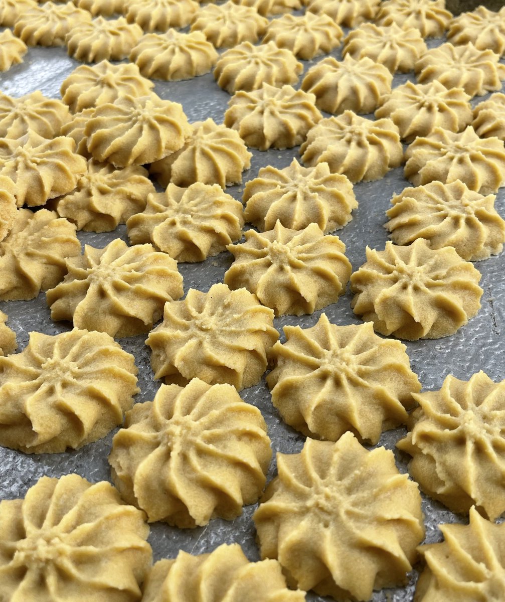 That melt in mouth Butter cookies? I get am☺️☺️
30pcs 62ghc
50pcs-95ghc
100pcs-180ghc 
 Freshly baked always.