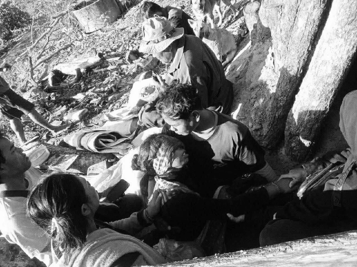ChhornSothy's tweet photo. Thailand open the fire to Cambodia borders  and the Cambodian peoples has many dead and injured 😢😢😢😢 
#thailandopenfire #ThailandOpenFireToCambodianCitizen https://t.co/hY278M5vg4