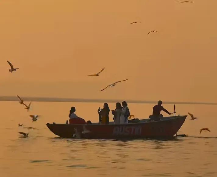 एक कश्ती क्यों अभी लौटी नहीं,
क्यों किनारे शाम से ख़ामोश हैं!📍
~देव✍️
#memories