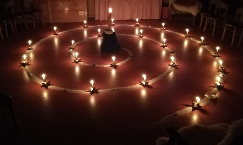 #Foto_Adventskalender #Dag8
#Duisternis op initiatief van <a href="/josephiensierag/">J🍋sephien Sierag 🕊📚🌸🍣📷</a>
Bij ons op school start de adventstijd met het lopen van de spiraal,  in de kleuterklassen en in de zaal, waar de 1e klassers de spiraal in- en uitlopen met een kaars in de hand die zij achterlaten