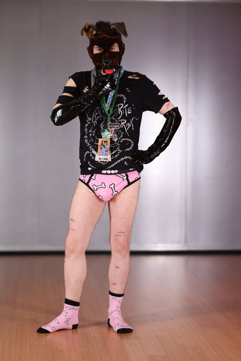 Photoshoot at the latex meet in Eurofurence this year! I've been so slow to upload aha

#latex #rubber #furry #bulge #pupplay