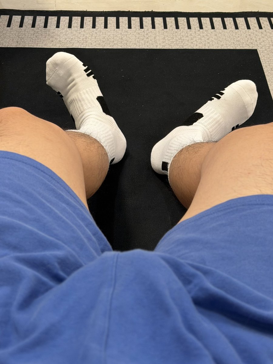 RenderignLiu's tweet image. 某位朋友送的袜子 让我发x