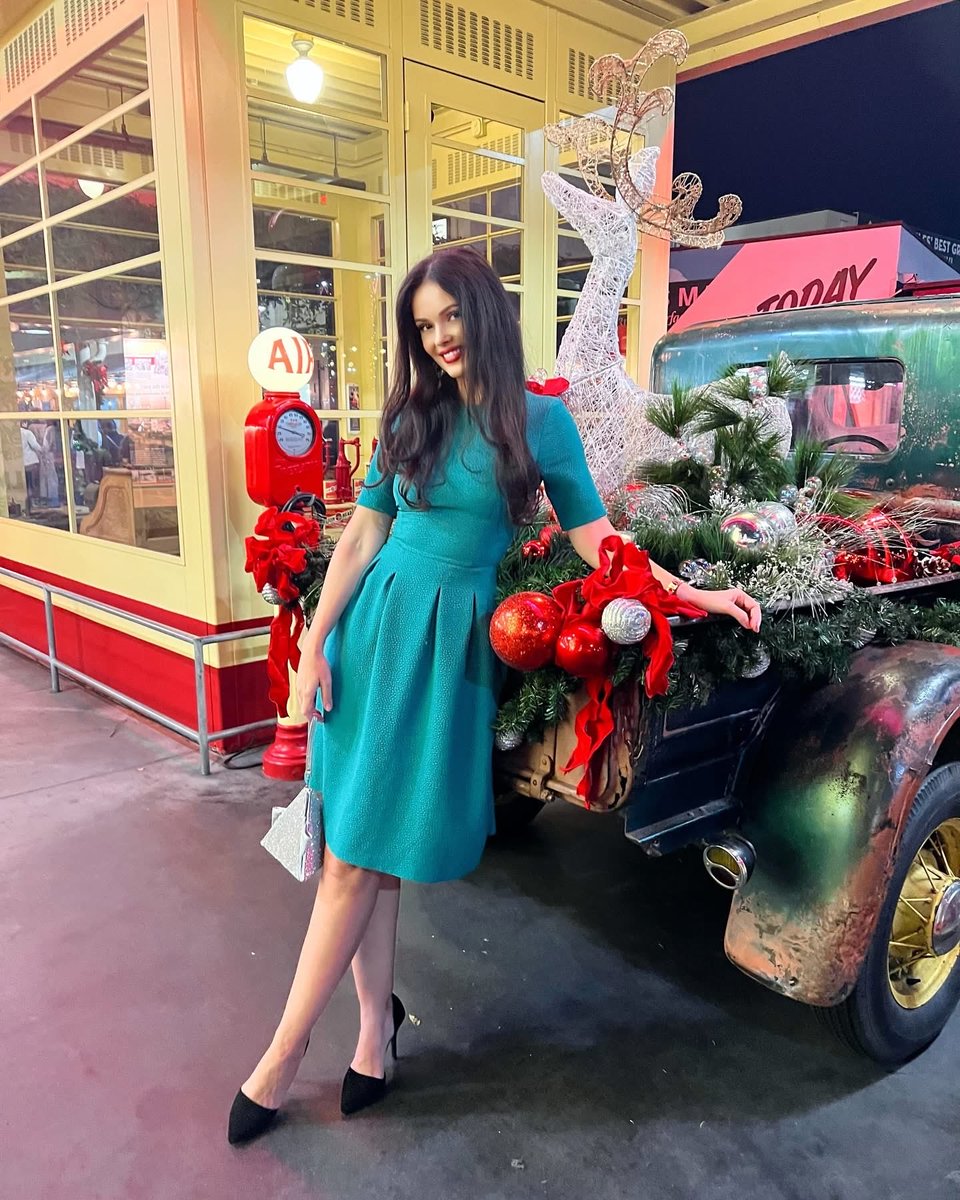 RowdyWrestler's tweet photo. Now the most beautiful woman around @natashablasick truly is a Christmas cracker…😍😍😍😍❤️❤️❤️❤️😘😘😘😘 https://t.co/Ib67qFvWtC