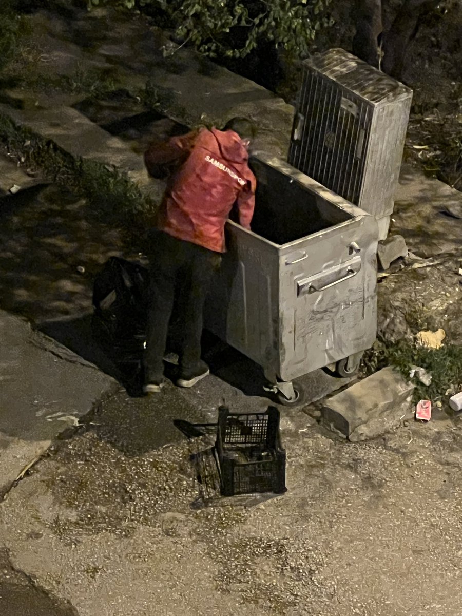 Kağıt toplayan bir adam,namusuyla çalmadan,çırpmadan evine ekmek götürmeye çalışıyor.Sırtında Samsunspor yağmurluğu.
Böyle bu armaya aşık binlerce insan var. Bu abimiz nasıl bir maça 1000 tl versin. 
Maç bileti fiyatlarını sıcak odalarında belirleyenler iyi baksın bu fotoğrafa..