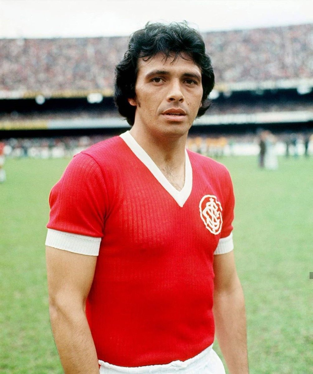 Com 6 premiações, o Giorgian de Arrascaeta se tornou o estrangeiro mais premiado na HISTÓRIA do Bola de Prata!

O uruguaio venceu a Bola de Ouro pela primeira vez na carreira, e também foi Bola de Prata pela 5° vez.

Ele superou o Elias Figueroa, que venceu 1 bola de ouro e foi