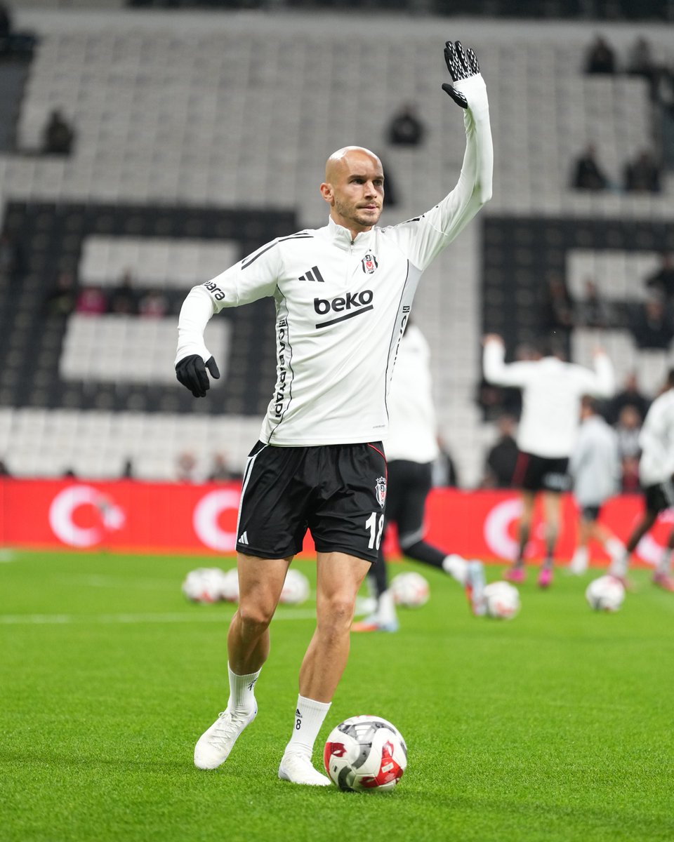 Maç öncesi ısınma bölümü. 🦅

⬛⬜