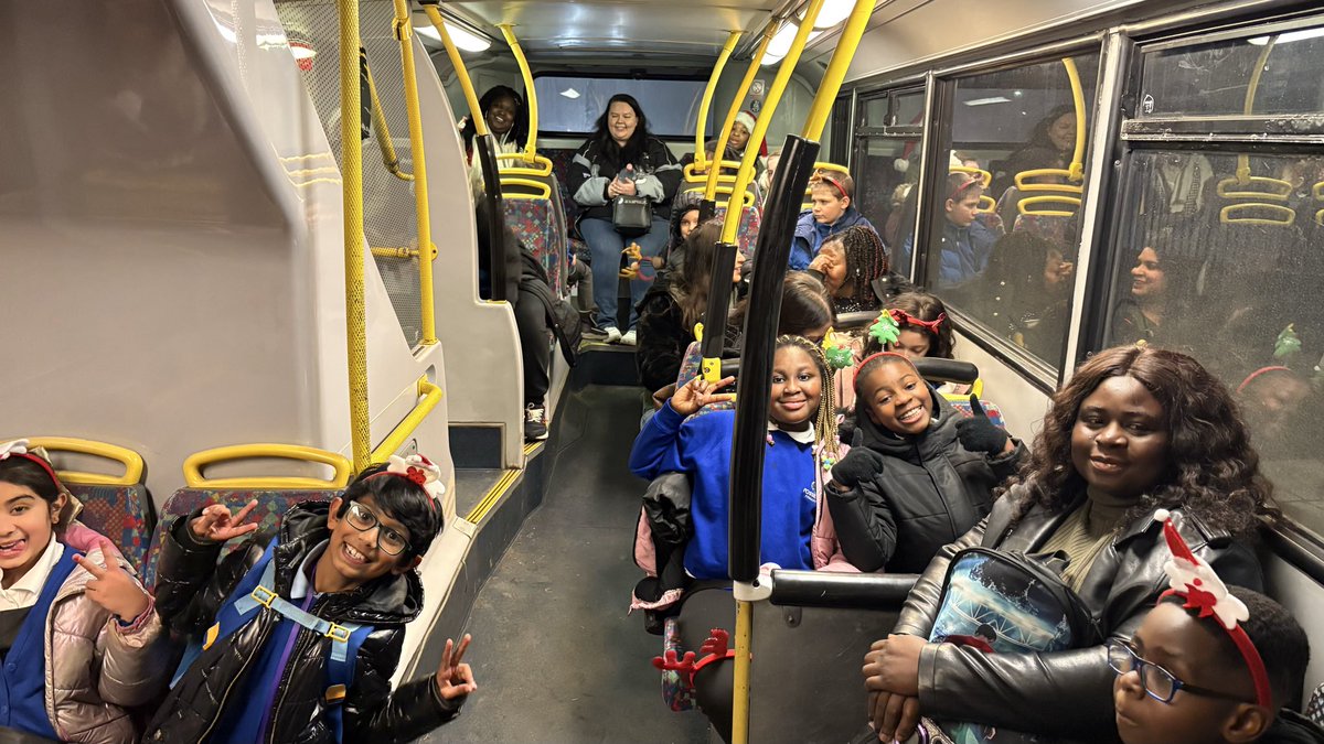 Fosse_TMET's tweet image. On the bus and ready to sing! The Christmas choir cannot wait to blow everyone away with their amazing singing! #fmmusic #impress