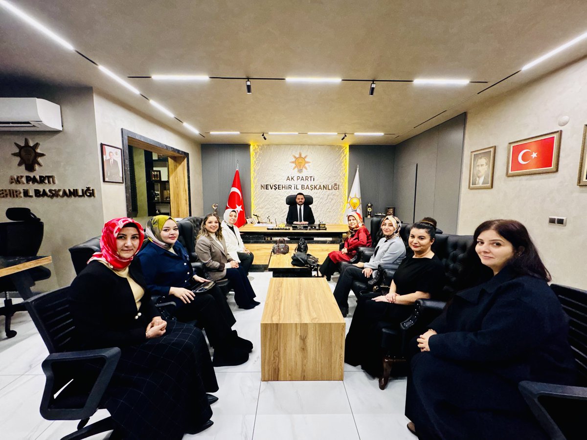 İl Başkanımız Muhammed Feyzi Aygün, KADEM Nevşehir İl Temsilcisi Canan Karadeniz ve beraberindeki yönetim kurulu üyelerini İl Başkanlığımızda misafir etti.

Kadınlarımızın eğitimden sosyal hayata, aileden çalışma hayatına kadar her alanda güçlenmesine yönelik KADEM tarafından