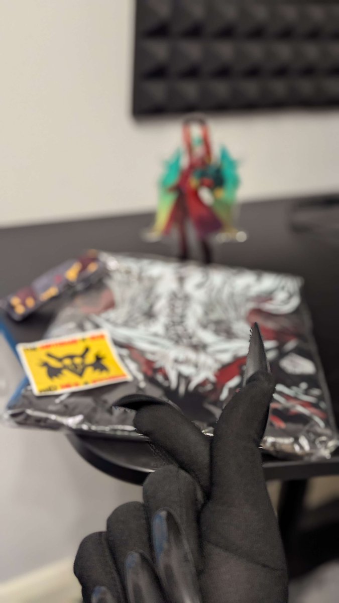 Also a huge shoutout to <a href="/shopuwumarket/">UwU Market</a> for getting me my lovely goodies to me safe and sound 🔴〰️🔴👍