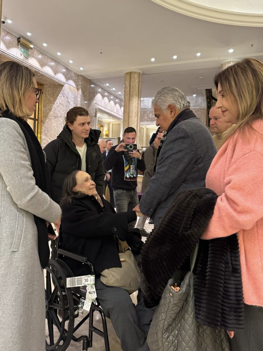 En Oslo tuve un grato encuentro con la mamá de María Corina Machado y sus familiares. Les reiteré el respaldo de Panamá a la libertad del pueblo venezolano.

Los panameños sabemos lo que es enfrentar momentos duros, lo vivimos en el 89. Yo estuve allí, y sé lo que significa para