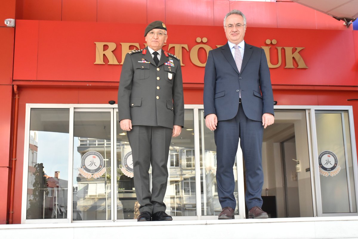 Ege Ordusu ve Garnizon Komutanı Orgeneral İrfan Özsert, Rektör Prof. Dr. Selim Karahasanoğlu’nu ziyaret etti. Orgeneral Özsert, İzmir Demokrasi Üniversitesi Şeref Defteri’ni de imzaladı.
#izmirdemokrasiüniversitesi