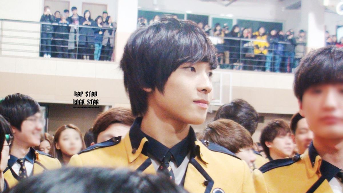 babemwn's tweet image. poganda talaga ni nhay ku kaya nga may manliligaw sa taas oh may hawak pa yang bulaklak 😄