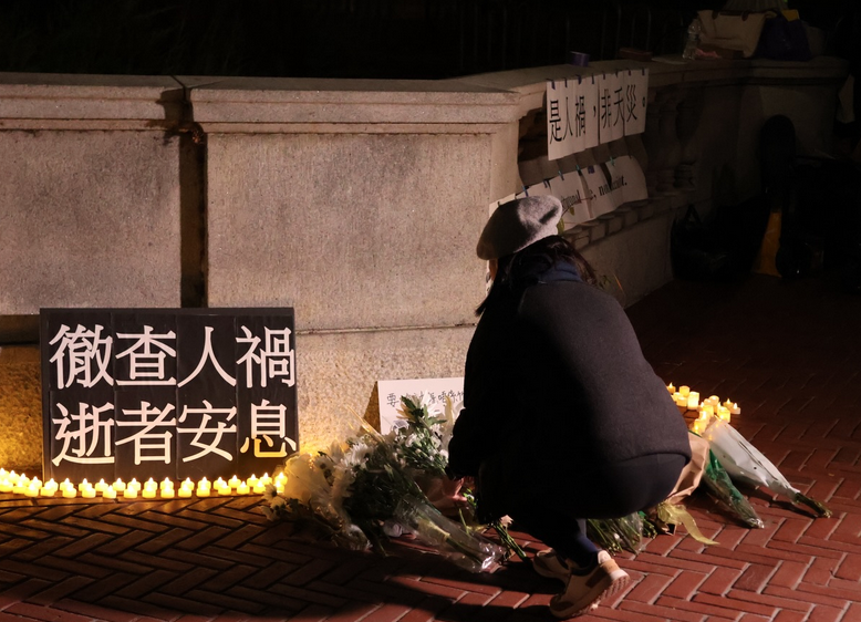 hkdc_us's tweet image. Dozens gathered at #Berkeley to mourn the victims of the Wang Fuk Court fire in #HongKong. They voiced support for the 4 demands of the petition of the Tai Po fire concern group, one of whom was arrested. 
@hkaaberk 
instagram.com/p/DR8bUWHicHs/…