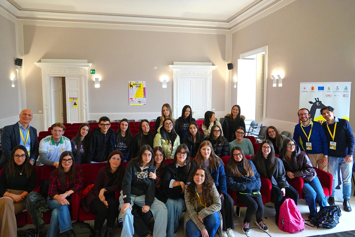 ilCosmopolitico's tweet photo. Venerdì mattina a Larino (CB) a #geopoliticaneiborghifestival2025 le classi terze, quarte e quinte del Liceo Classico D'Ovidio hanno incontrato Carola Mantini. L'avvocata e divulgatrice ha tenuto una lezione sul diritto internazionale e sulle sue violazioni nei diversi conflitti. https://t.co/6irZQCyw7K