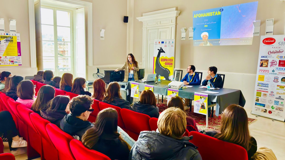 ilCosmopolitico's tweet photo. Venerdì mattina a Larino (CB) a #geopoliticaneiborghifestival2025 le classi terze, quarte e quinte del Liceo Classico D'Ovidio hanno incontrato Carola Mantini. L'avvocata e divulgatrice ha tenuto una lezione sul diritto internazionale e sulle sue violazioni nei diversi conflitti. https://t.co/6irZQCyw7K