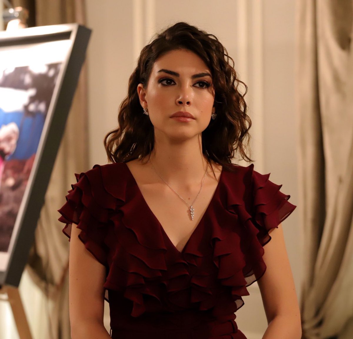 bev_vbb's tweet image. في مقابلة قديمة للممثلة دينيز بايسال :

السؤال : عندما كبرتي بدون أب، هل اثر ذلك على علاقتك وثقتك بالرجال بشكل عام ؟

دينيز : كانت عندي مخاوف تجاه الرجال، لأنني كنت أقول دائمًا أبي تركني، إذًا بالتأكيد الكل راح يتركني . 

 #taşacakbudeniz  #denizbaysal