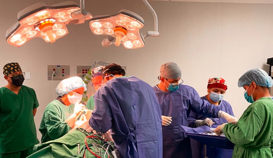 Paciente de 28 años, puérpera, con estatus epilépticos refractarios por tumor frontal derecho, fue intervenida exitosamente.

Equipo de neurocirugía de <a href="/HGuasmoSur/">H General Guasmo Sur 🇪🇨</a> y <a href="/HGuayaquil/">Hospital Guayaquil</a> realizó:
🔹 Craneotomía frontal derecha
🔹 Exéresis de tumor
🔹 Lobectomía frontal

#ElNuevoEcuador