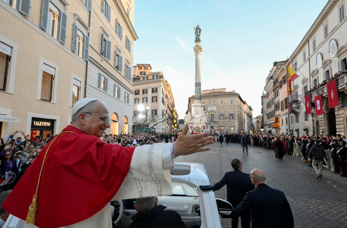 vaticannews_it's tweet photo. #LeoneXIV ai piedi dell'Immacolata: l'umanità è provata, fiorisca un mondo nuovo di dignità e pace

Il #Papa in Piazza di Spagna per il tradizionale atto di devozione alla statua della Vergine Maria nella Solennità dell’Immacolata https://t.co/SgzNMEFDK1