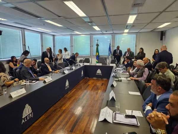 CCJ da Alerj aprova a revogação da prisão do deputado Rodrigo Barcellar por 4 a 2
Quem votou contra -Carlos Minc e Elika Takimoto
Vai para o plenário, mas é certa essa deliberação.

Quer maior prova dos rabos sujos do que essa?
Só, queridos, que o sigilo do celular do cabra caiu