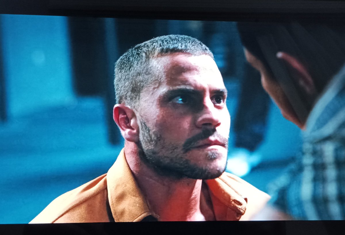 yakışıklılığından diziye odaklanamiyorum