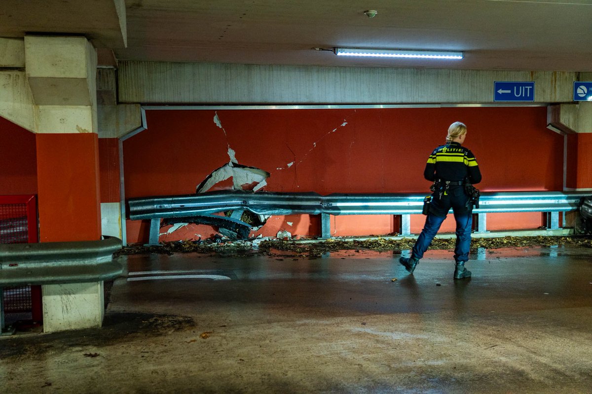 Auto botst tegen muur in parkeergarage Harderwijk