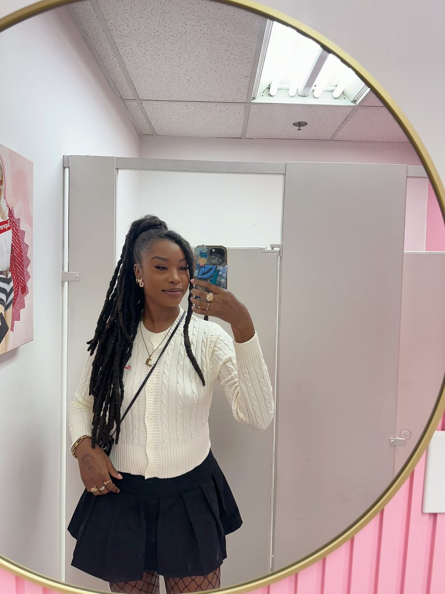 → Mary𝕗𝕔𝕜𝕚𝕟𝕘line🤸🏾‍♀️ (@notlinemary) on Twitter photo 