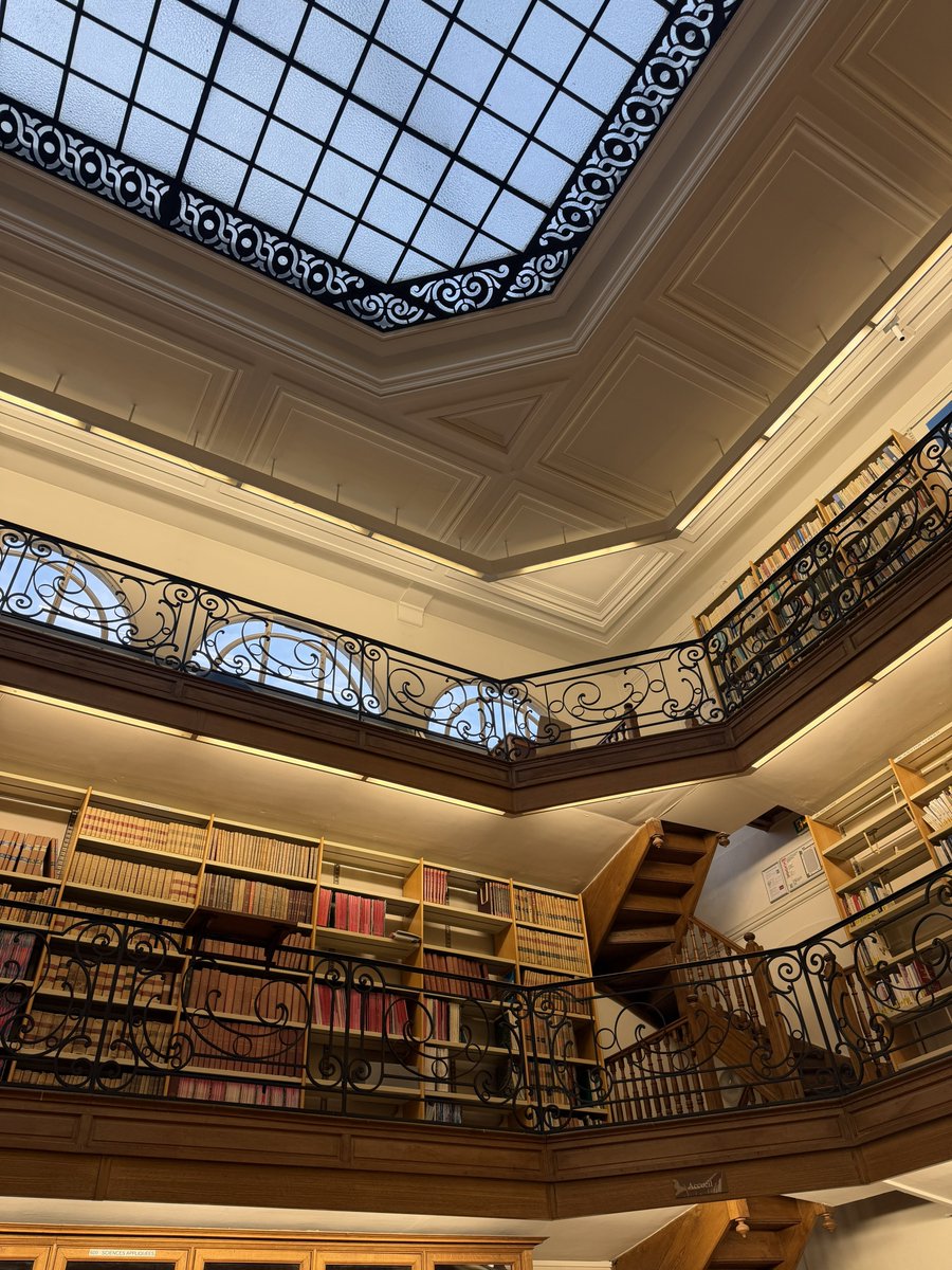 dnosva's tweet photo. Aux étudiants, la bibliothèque de l’école des Mines est un petit poulet. 
La verrière donne grave de la lumière, et même si l’endroit est petit il y a de l’espace https://t.co/xhN9iMXCEh