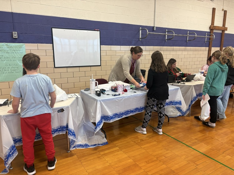 M19_MES's tweet image. Santa's Kottage is open at Mascoutah Elementary this week! Students are shopping today, tomorrow and Wednesday during their scheduled PE time. Santa's Kottage will be open Wednesday evening during Pancakes with Santa from 5-6 pm.