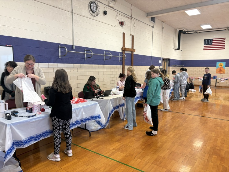 M19_MES's tweet image. Santa's Kottage is open at Mascoutah Elementary this week! Students are shopping today, tomorrow and Wednesday during their scheduled PE time. Santa's Kottage will be open Wednesday evening during Pancakes with Santa from 5-6 pm.