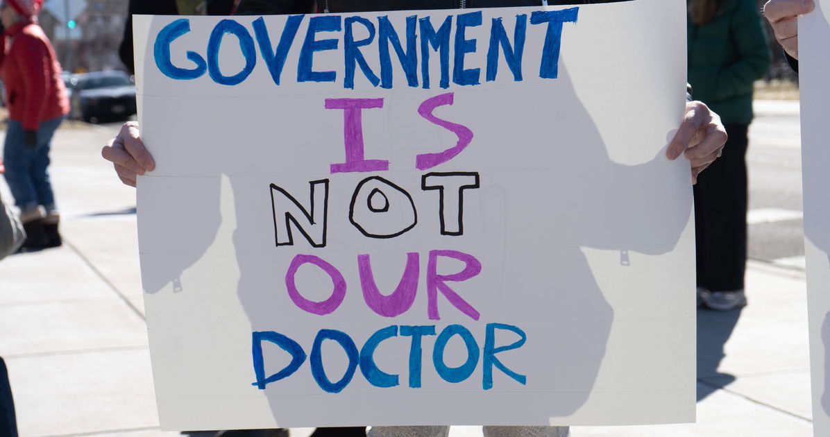 empoderadosec's tweet image. ⚖️ ¡Victoria! Juez federal bloquea prohibición de cuidados de afirmación de género para reclusos trans en Georgia. La jueza calificó la prohibición como &apos;castigo cruel e inusual&apos; y &apos;necesidad médica seria&apos;. Un gran paso contra la discriminación.