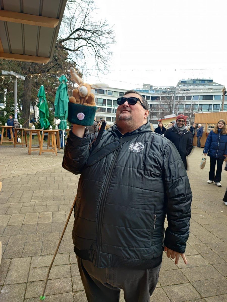 Roly auf dem Christkindlmarkt am Karlsplatz! Man glaubt gar nicht, wie die Leute schauen, wenn man verrückte Bewegungen mit einer Handpuppe macht und blöde Kommentare von sich gibt!
