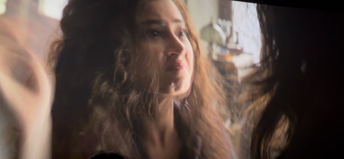 ffspari's tweet image. Both the female leads legit slap men and they don&apos;t even react. This woman wouldn&apos;t have even watched Dhurandhar but as usual making lame points to play woman card which has no relation with the movie