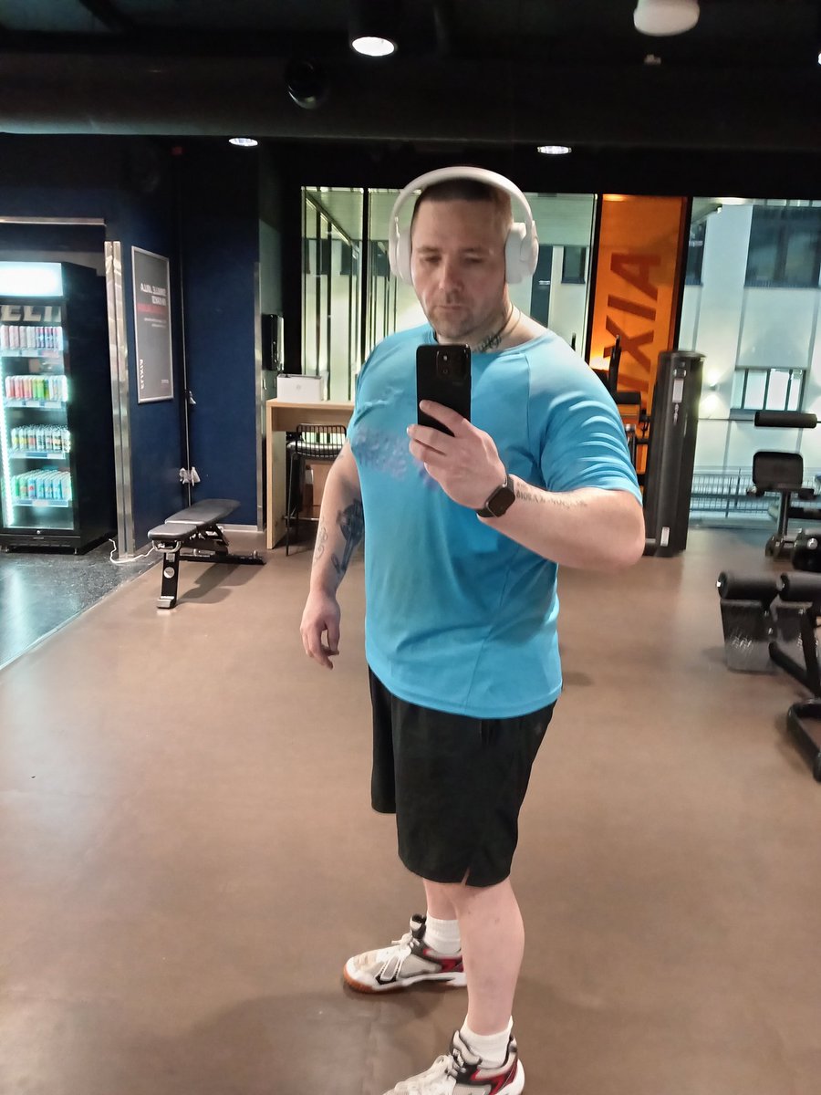 Leg day is the best day😛🤟🤟
Back squats 4x6 125kg
Deadlift 4x5 150kg
Leg extension 4x10 195kg
Hip abductor 4x12 85kg
Leg press 4x10 310kg
Ab crunches 7x11 45kg