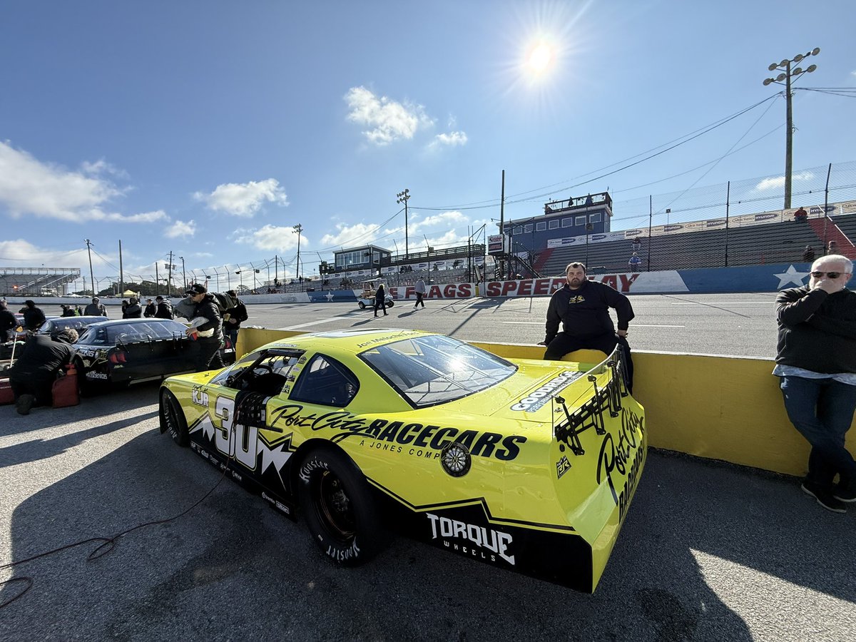 RetteJones30's tweet image. What is that bright shiny thing in the sky ☀️

The 58th annual #SnowballDerby on deck at 2:00pm ET live on @FloRacing. 

@CaseyRoderick30 - @FordRacing - @PortCityRacecar #RJR30