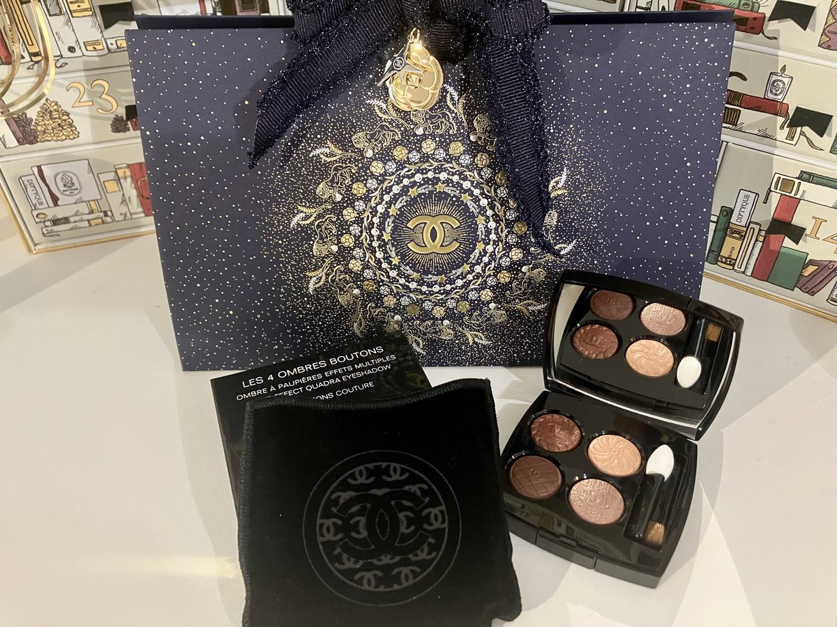 今さらだけど秋コレクション😂🩷
寒くなってきて、こっくりブラウンでメイクしたくなったので🍂☕️
相変わらず型押しが美しい〜