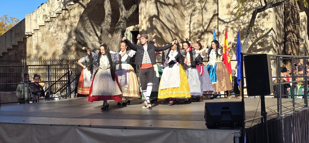 Hoy hemos participado en una nueva edición de Balls al Carrer.

Nuestro grupo de Baile ha actuado esta mañana en la Plaça dels Furs dentro del programa de Balls Al Carrer organizado por Junta Central Fallera.

¡Bien bailado! 👏🏼👏🏼