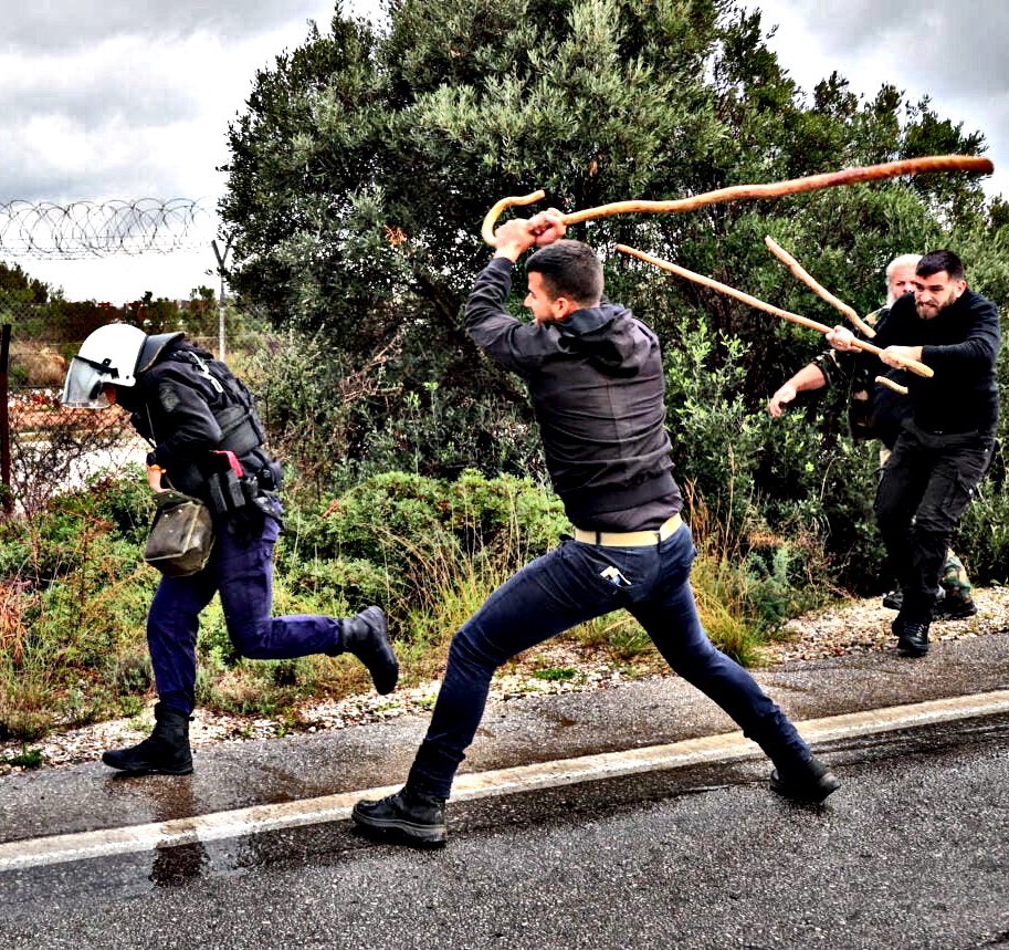 Ζω στην χώρα ,

Όπου ...

Ο πρώτος είναι αγρότης ,
για την κυβέρνηση Μητσοτάκη ...

Και ο δεύτερος ,
μέλος εγκληματικής οργάνωσης