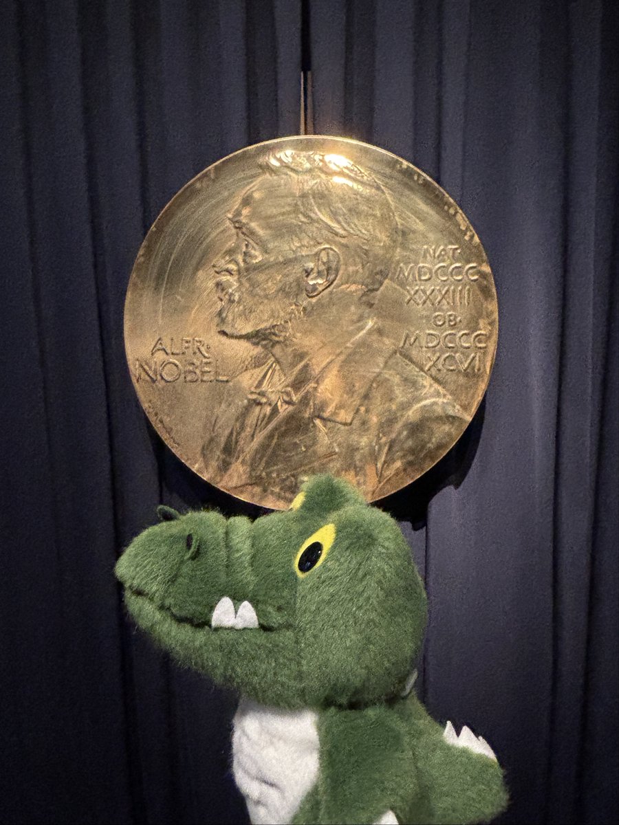 🐊ワニ博士、ノーベル博物館に入場！✨
記念に同じポーズでパシャリ📸

#大阪大学 #UOsaka #ノーベル賞 #nobelprize #ワニ博士と行くノーベルウィーク2025